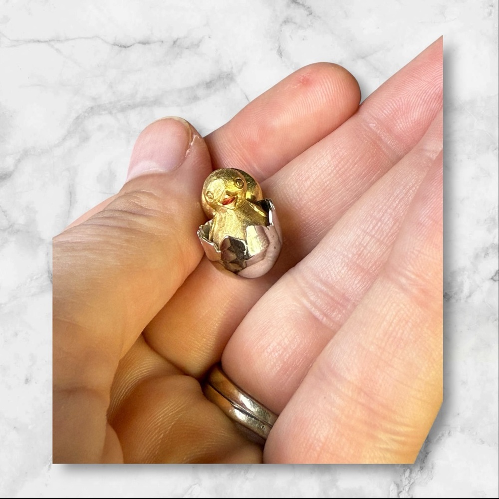 229. Vintage Avon Baby Chick in Egg Gold Brooch Charm Pin